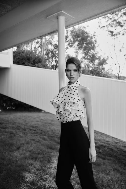 WHITE AND BLACK SPOT JACQUARD SLEEVELESS RUFFLE BLOUSE